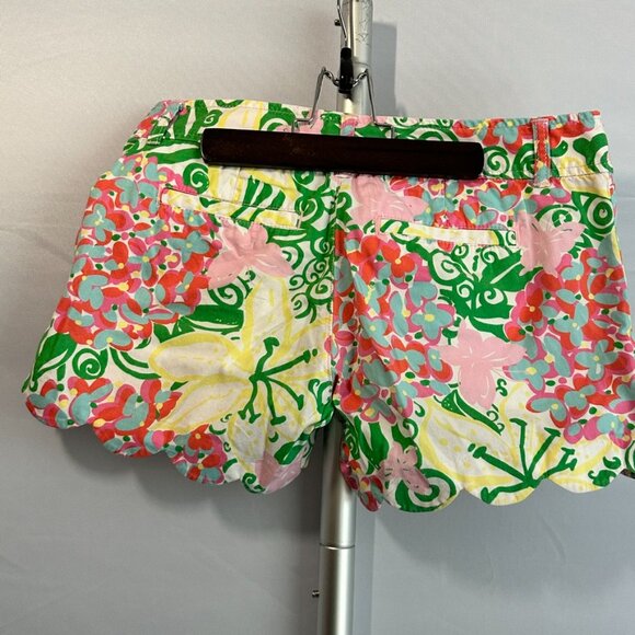 Lilly Pulitzer sz 0 Buttercup shorts with scalloped hem and floral print design - Picture 4 of 12